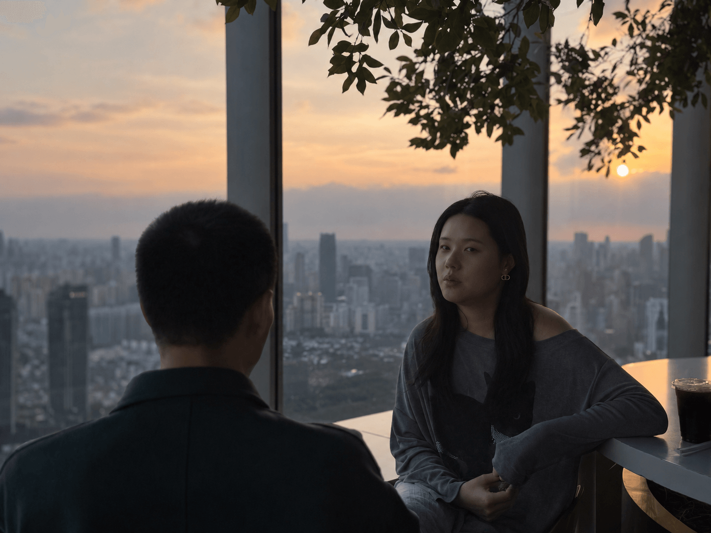 两个人在可俯瞰城市的窗边交谈,生活场景影像