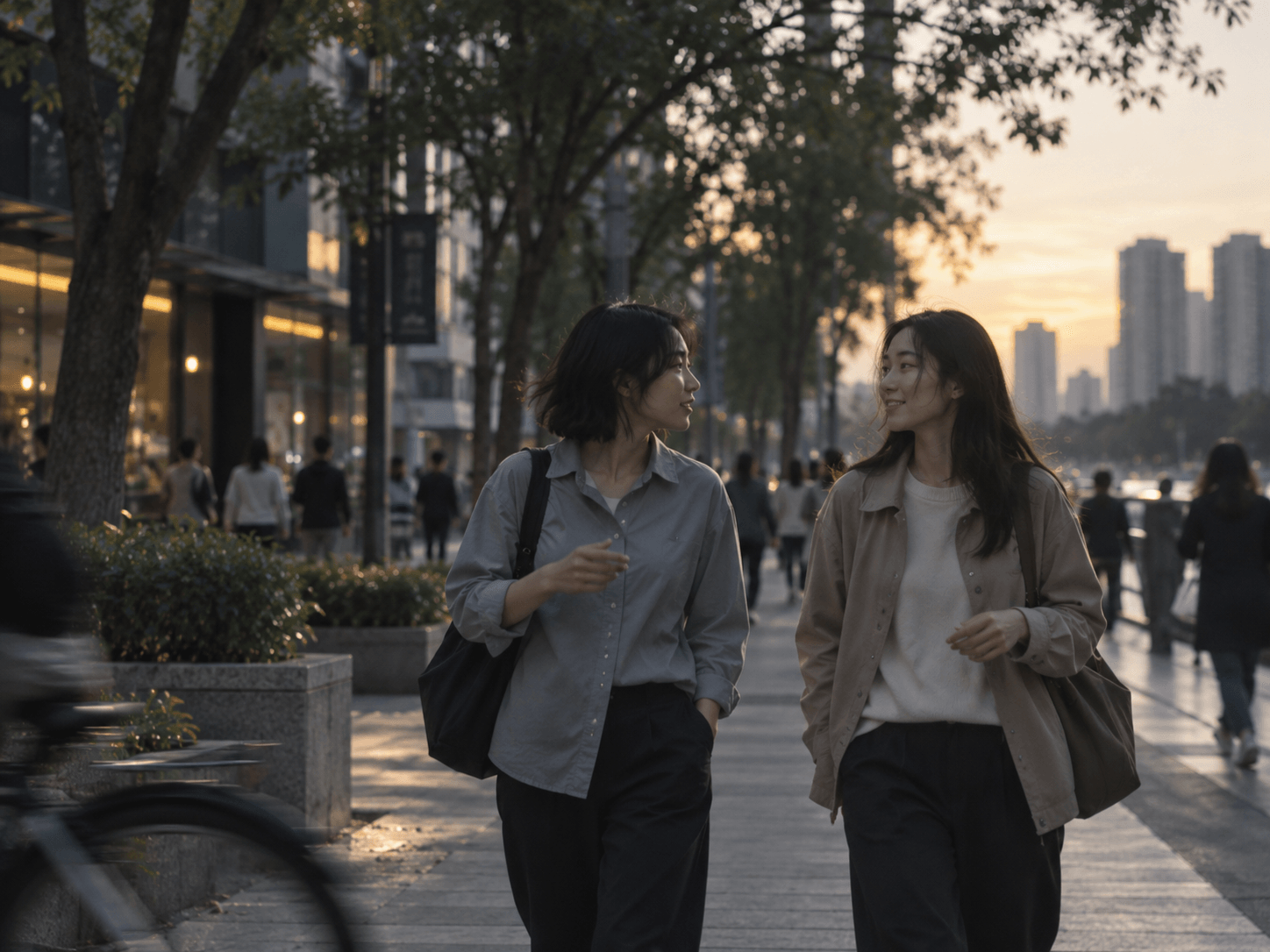 两位女性在树荫下的城市街道边走边交流,近处自行车掠过;AI 生成生活情境配图。
